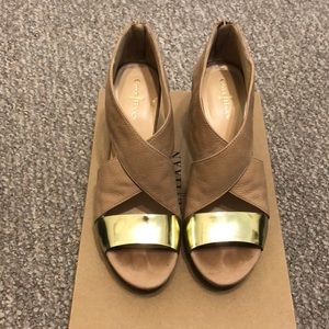 Cole Haan Irving Wedge in Nude/Gold Size 8